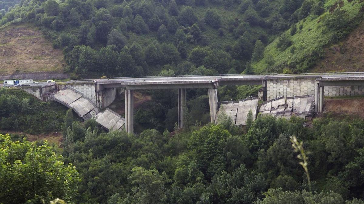 Estado del viaducto del Castro, en la A-6, a la altura de la localidad de Vega de Valcarce, tras sufrir el segundo derrumbe. | Efe