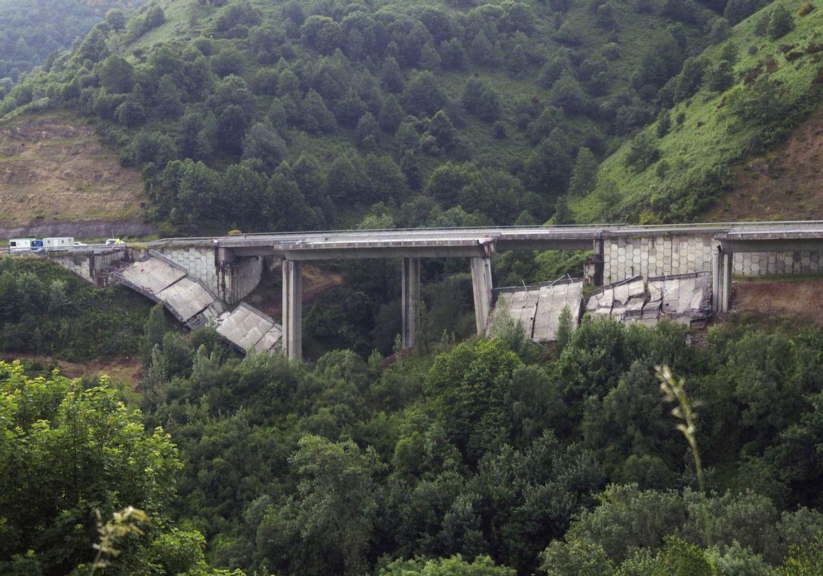 Estado del viaducto del Castro, en la A-6, a la altura de la localidad de Vega de Valcarce, tras sufrir el segundo derrumbe. | Efe