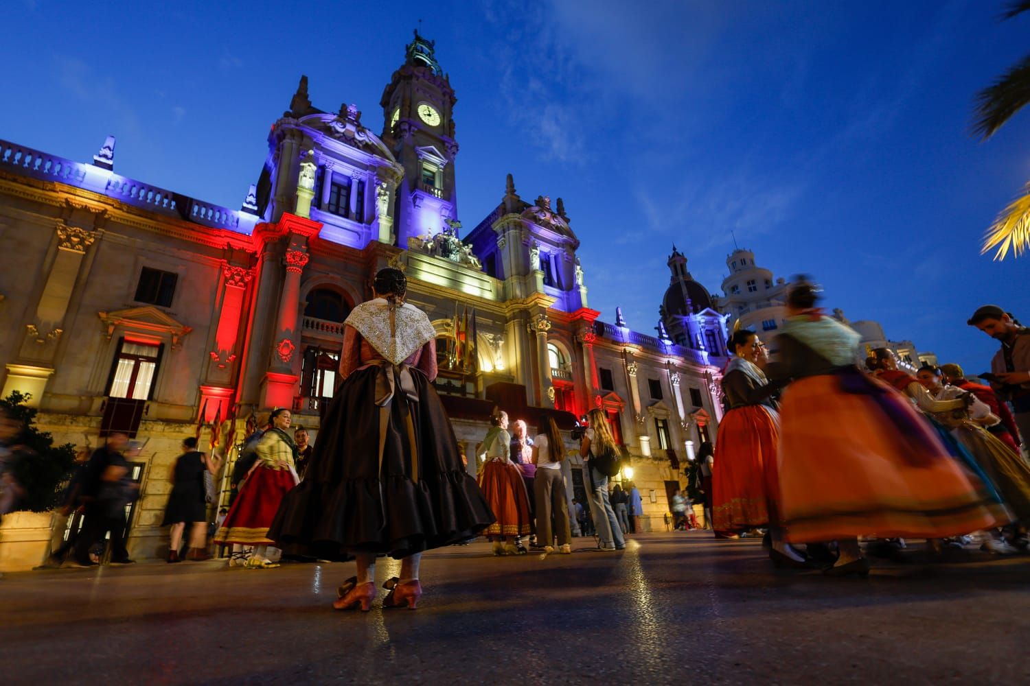 El centro se llena en vísperas del Nou d'Octubre para ver la Senyera