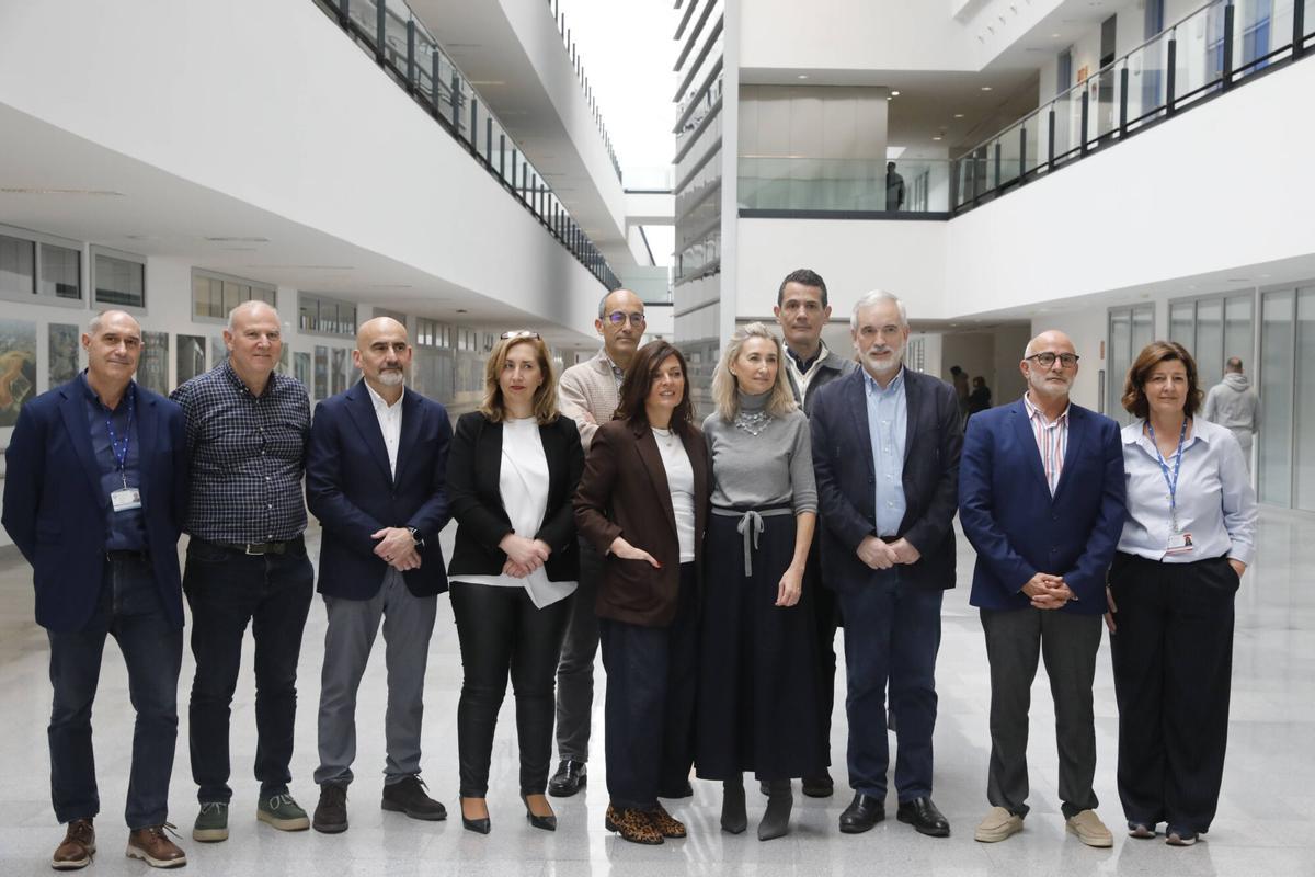 Julio César Alonso, director de Salud Pública del área II, Alberto González, Ramón Rodríguez, diector del HUCA; Marta Huerta Directora de Enfermería del área II; Álvaro González Franco (detrás) ex director de Atención Sanitaria y Salud Pública del área IV; Rut Palacio, directora de Atención Sanitaria Y Evaluación del área II; Beatriz López, exgerente del área IV; Óscar Veiras, director de Atención Sanitaria del Sespa, Aquilino Alonso, Gerente del Sespa; Miguel Rodríguez, gerente del área sanitaria II; y Lucía Fernández, directora Económica y de Profesionales del área II