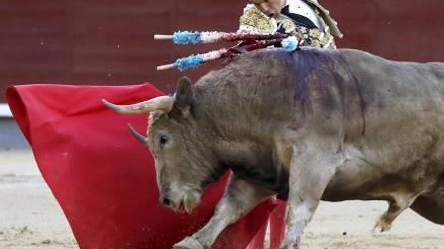 Manzanares, en su segundo toro, «Tristón», ayer en la Feria de San Isidro de Madrid.