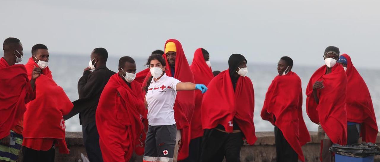 Llegada de un grupo de migrantes subsaharianos a la costa de Lanzarote.