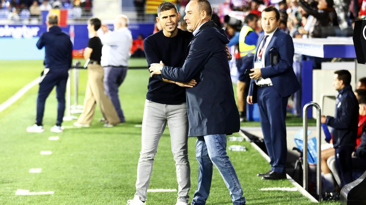 Víctor e Hidalgo se saludan antes del derbi del pasado sábado en El Alcoraz.