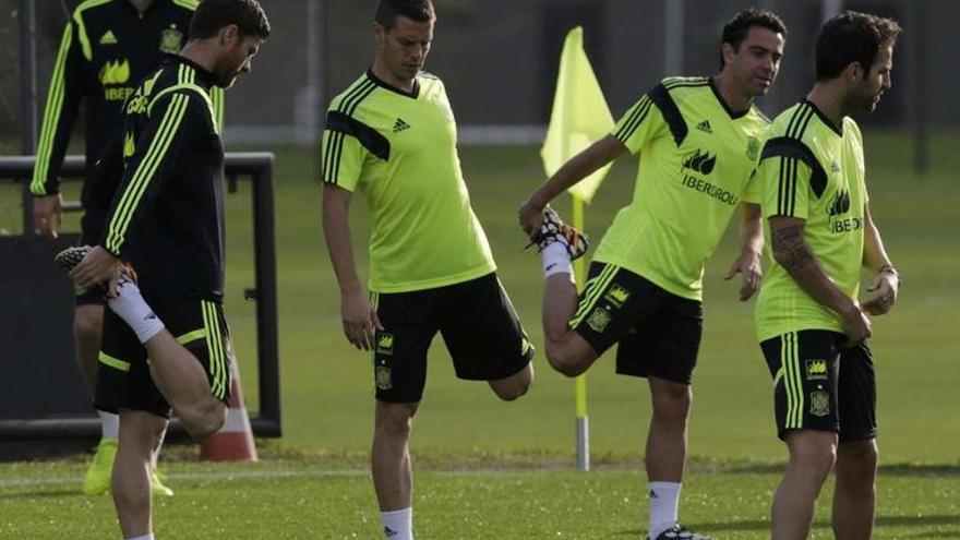 Piqué. Xabi Alonso, Azpilicueta, Xab y Cesc estiran sus músculos al inicio del entrenamiento de la Roja en Curitiba.