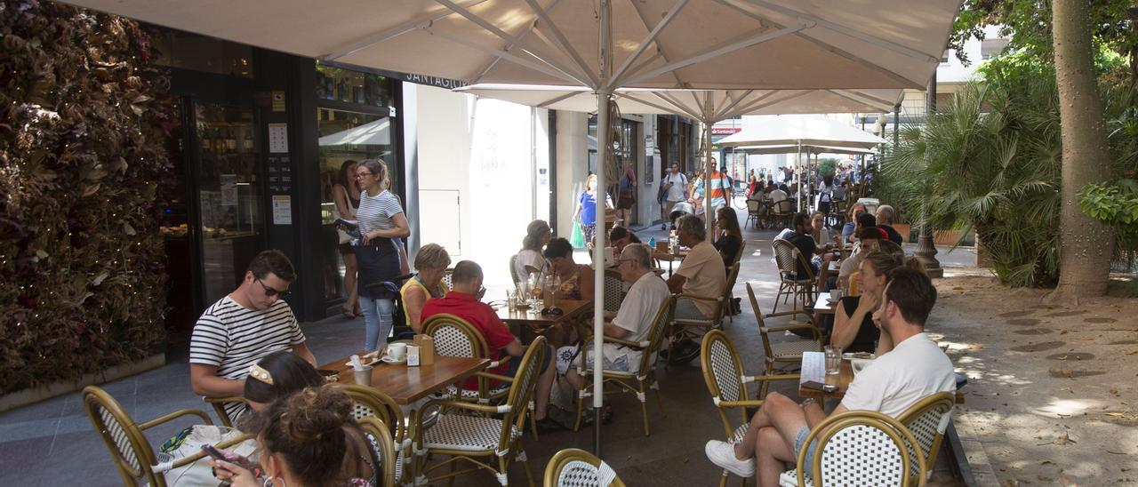 Grupo de turistas en una terraza de Valencia