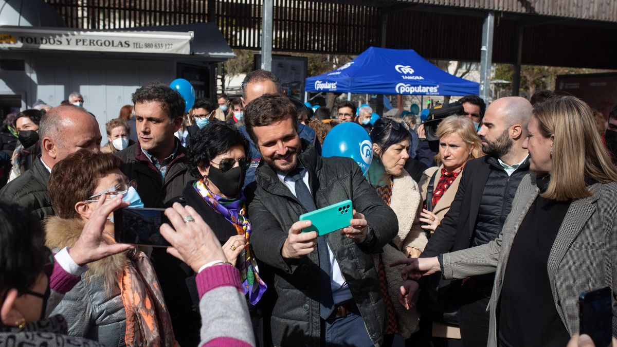 Pablo Casado se saca un selfie con una zamorana en Santa Clara.