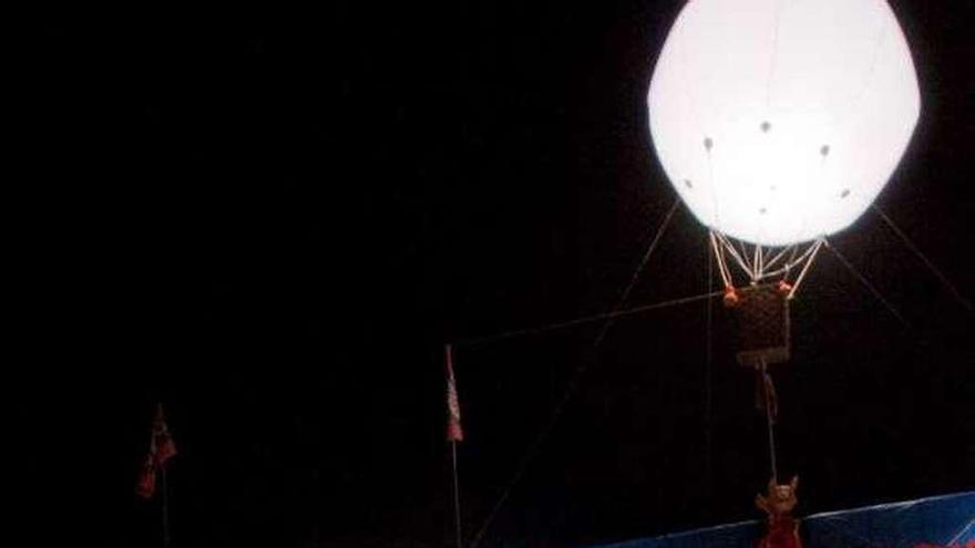 Una mujer contempla la fachada de la discoteca Quattro, en una imagen de archivo.
