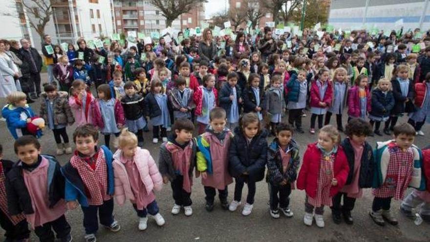 Alumnos y profesores del colegio de La Vallina el pasado curso.