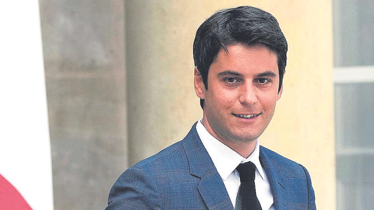 Gabriel Attal sale del Palacio del Elíseo en mayo de 2022, cuando era portavoz del Gobierno