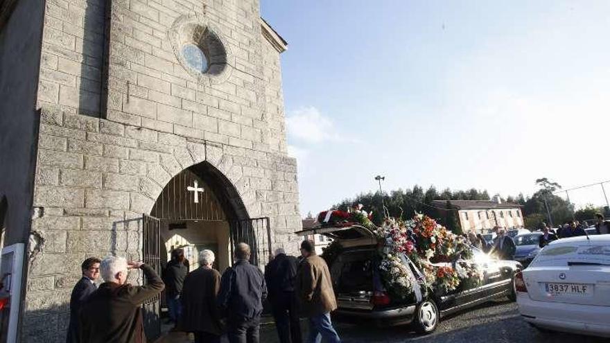 Llegada de los restos de Miguel Ángel Fernández a la iglesia.