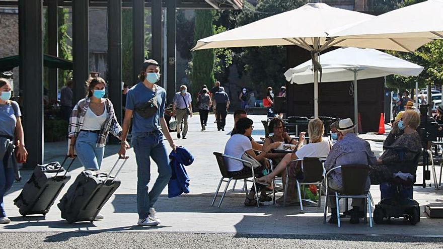 Persones prenent un refresc amb mascareta aquest cap de setmana a Figueres