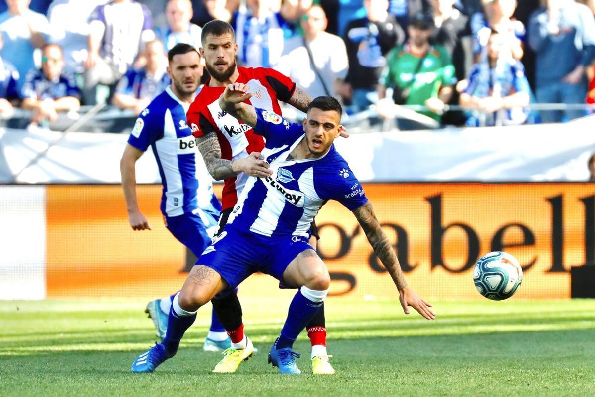 GRAF5246. VITORIA, 23/02/2020.- El delantero Joselu (d) del Deportivo Alavés, y el defensor Íñigo Martínez del Athletic de Bilbao, disputan el balón durante el partido correspondiente a la jornada 25 de LaLiga Santander que se disputa este domingo en el estadio de Menditorroza en Vitoria. EFE/ David Aguilar