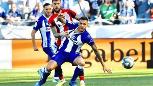 GRAF5246. VITORIA, 23/02/2020.- El delantero Joselu (d) del Deportivo Alavés, y el defensor Íñigo Martínez del Athletic de Bilbao, disputan el balón durante el partido correspondiente a la jornada 25 de LaLiga Santander que se disputa este domingo en el estadio de Menditorroza en Vitoria. EFE/ David Aguilar