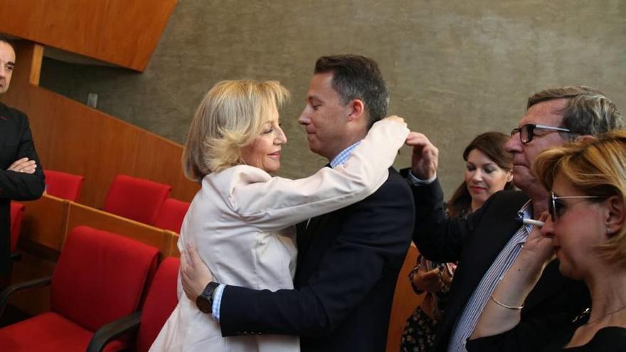 El alcalde de Lorca abraza a Ibarra tras el pleno en el que ésta se despidió del Ayuntamiento.