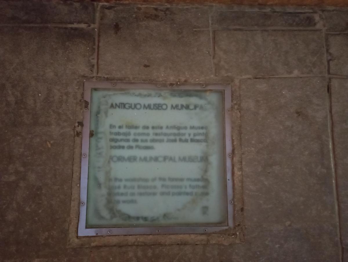 Placa informativa del antiguo museo municipal, en la calle San Agustín, ayer.