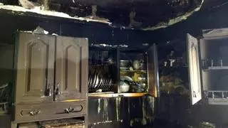 Los Bomberos de Ponferrada sofocan un incendio en una vivienda