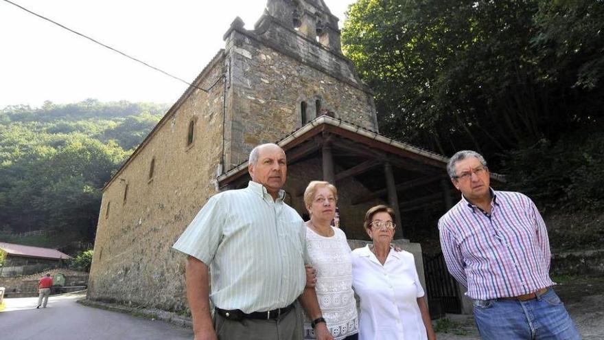 Vicente Pérez, Amparín Alonso, Enedina García y Juan Manuel Cachero, impulsores de la petición de las reliquias para el pueblo de Congostinas, en Lena.