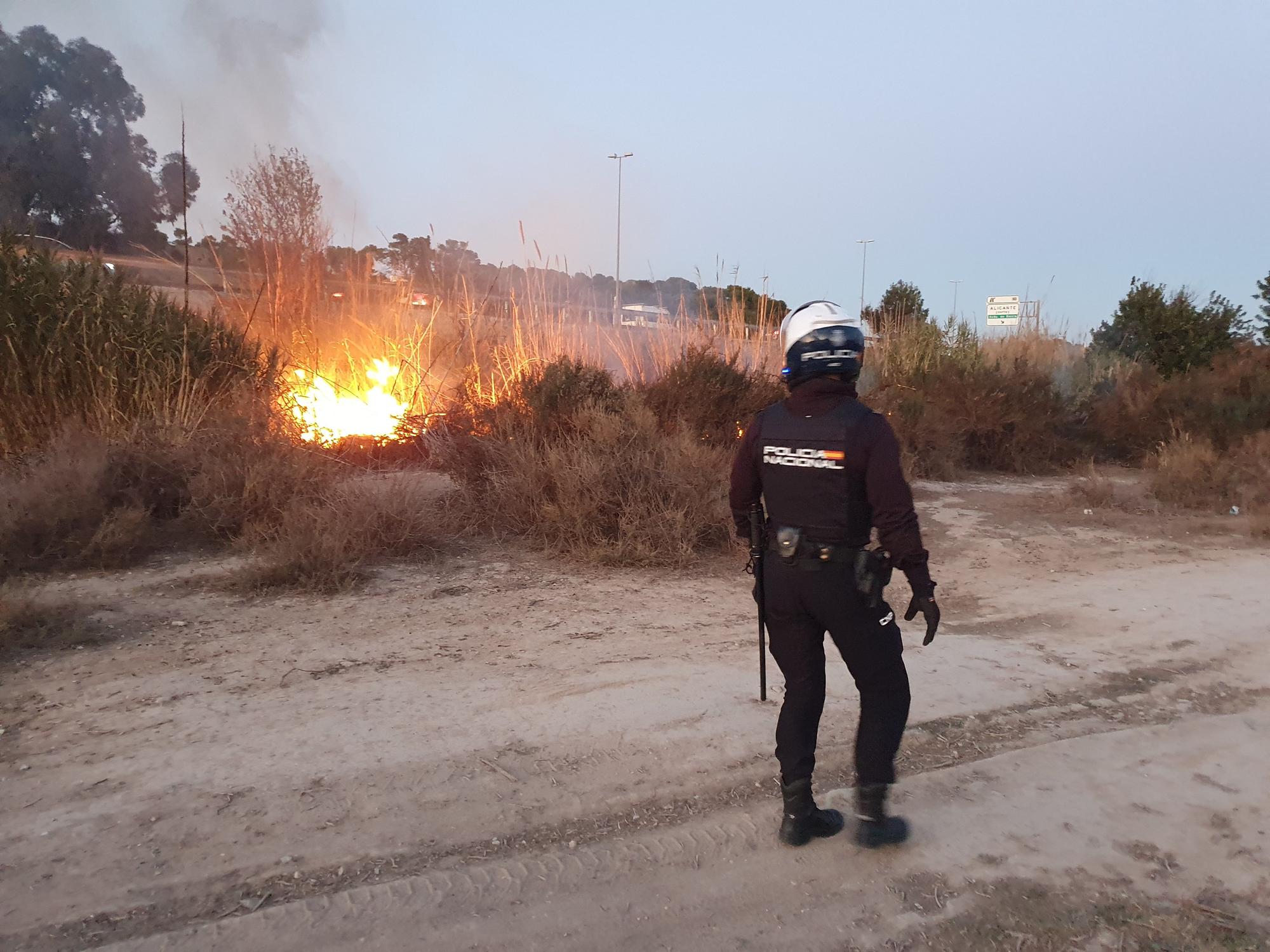 Los Bomberos de Alicante controla un fuego en un cañar junto a la autovía