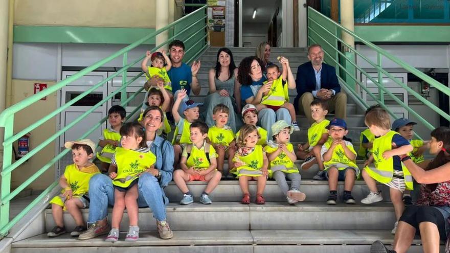 Los alumnos, en la escalera del mercado del Fontán. | LNE