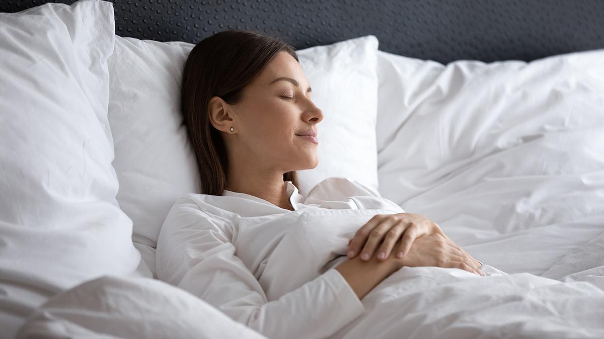 Una mujer duerme.