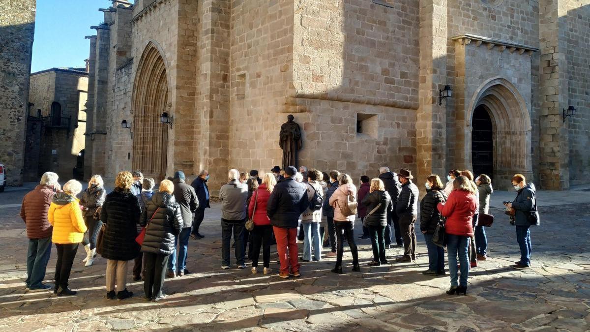 Un grupo de turistas en la plaza de Santa María de Cáceres.
