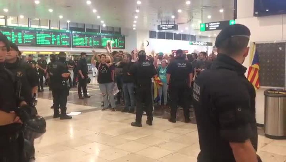 Despliegue policial en el vestíbulo de Sants.