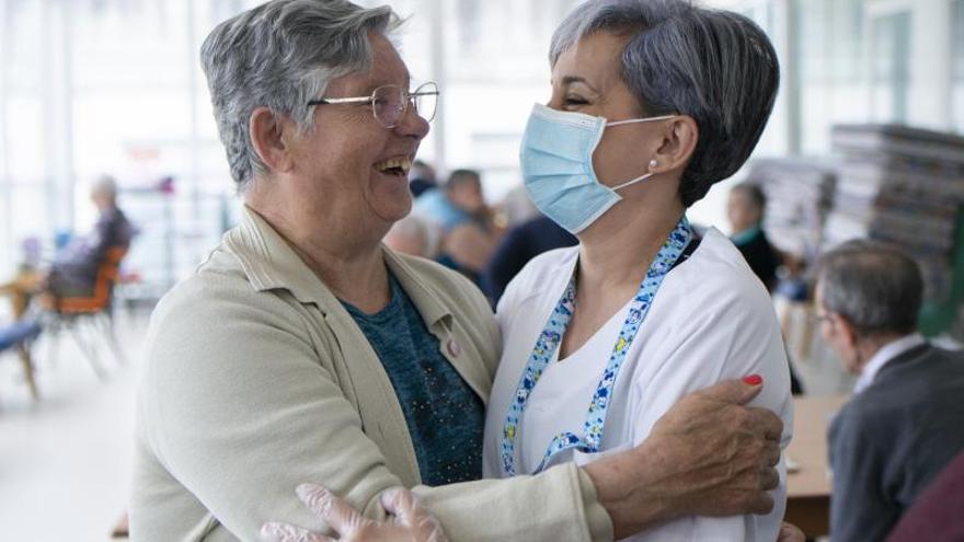 Abrazo en la residencia Nuestra Señora de la Esperanza un año después de la pandemia.