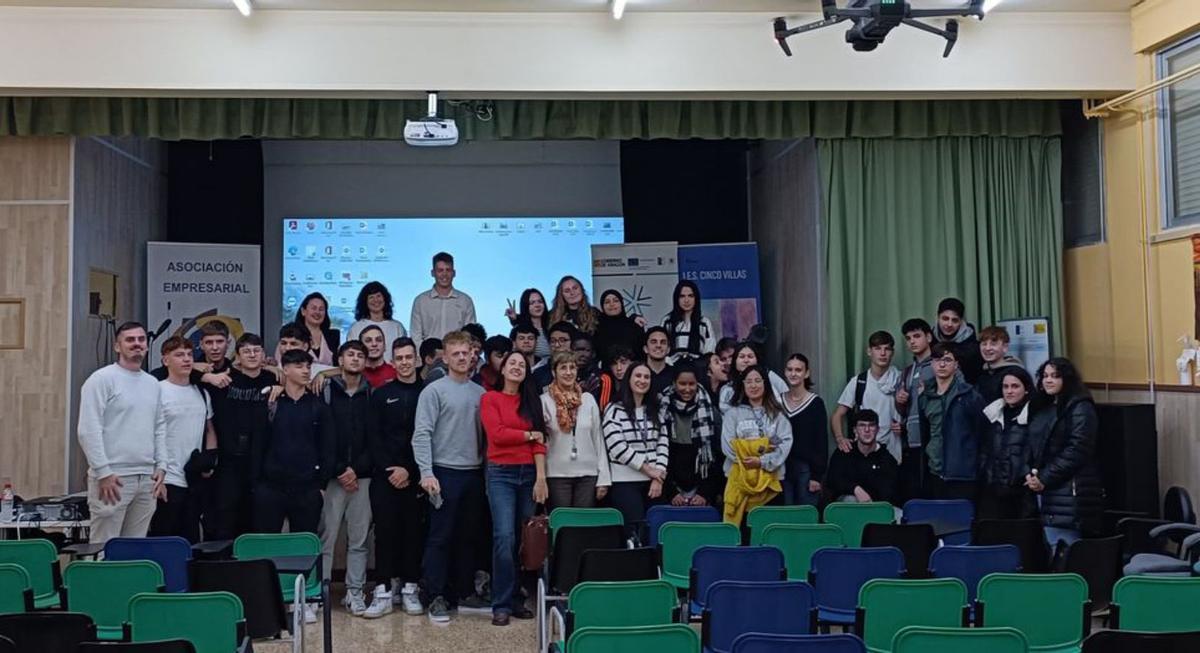 Varios emprendedores visitaron el IES Cinco Villas. | SERVICIO ESPECIAL