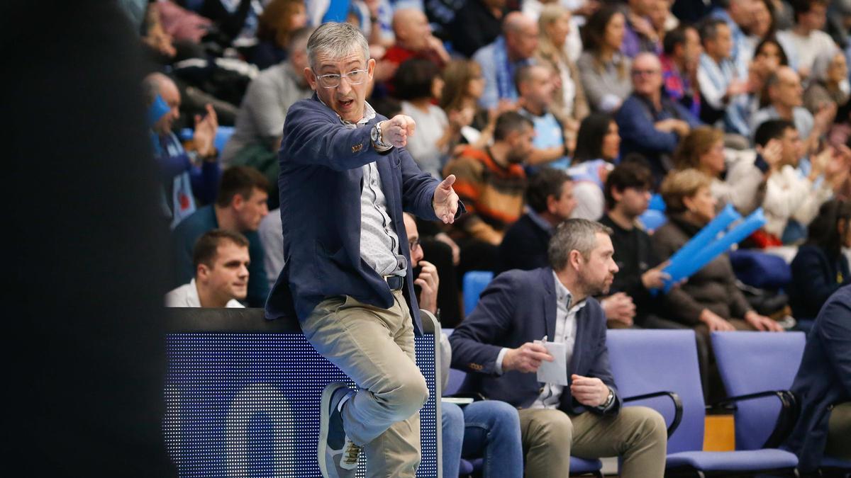 Moncho Fernández hace indicaciones en un partido del Obradoiro.