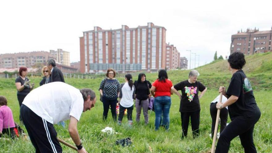Vecinos de Nuevo Gijón, en una iniciativa para limpiar una parcela.