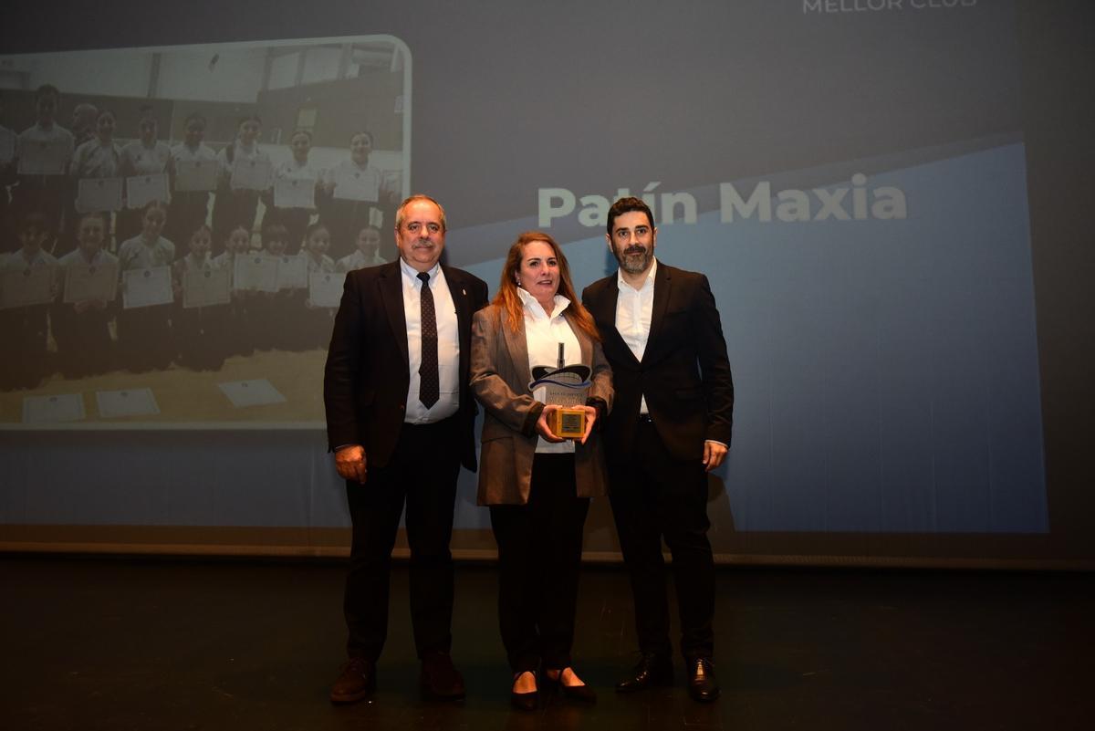 Mari Rodríguez, delegada del CPA Maxia recoge su premio de manos de Manuel Vázquez, concejal de Deportes, y Daniel Domínguez, director de LA OPINIÓN