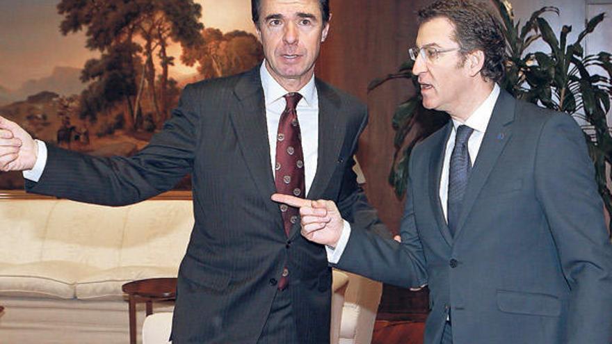 El ministro de Industria, José Manuel Soria, ayer, con el presidente de la Xunta, Alberto Núñez Feijóo, antes de la reunión.  // Mondelo