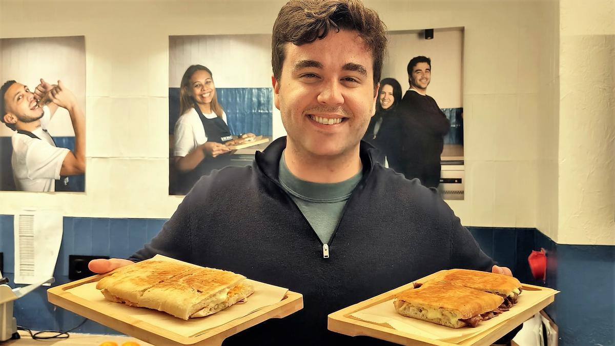 Borja Poal, con dos de los bocadillos de B de Bocata.