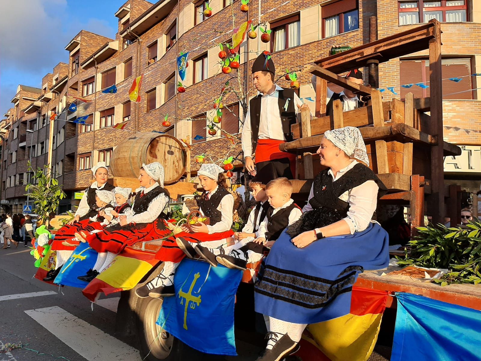 Villaviciosa ofrece el primer mosto a la Portalina: así ha sido el acto seguido de un desfile de carrozas