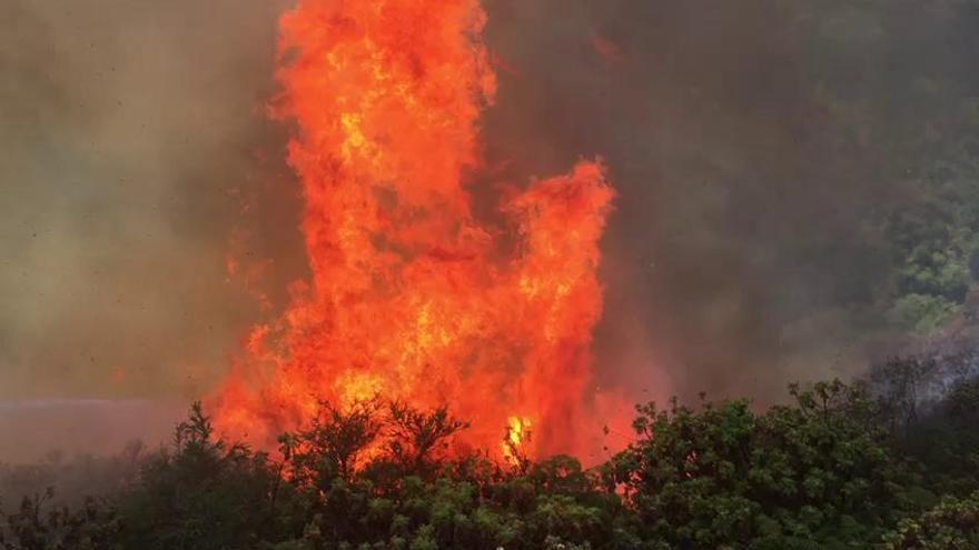 Así es el fuego que tienen que combatir los bomberos