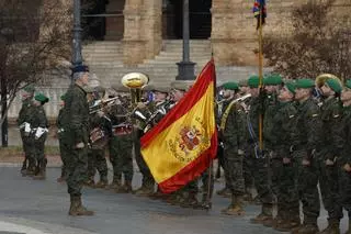 El Rey se reúne en el «búnker» de la Plaza de España con jefes y oficiales del Ejército