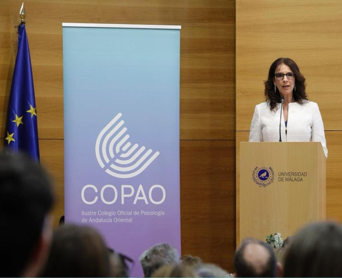 El Colegio Oficial de Psicología de Andalucía Oriental (COPAO) celebró este sábado el acto de toma de posesión de Mariela Checa como decana de la institución, tras resultar reelegida con el 53 % de los votos
