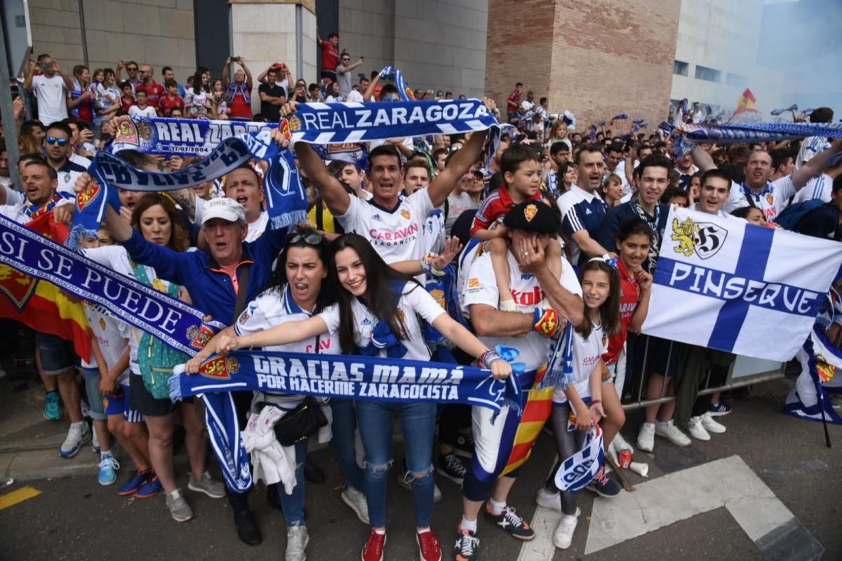 Espectacular recibimiento al Real Zaragoza en el partido contra el Numancia