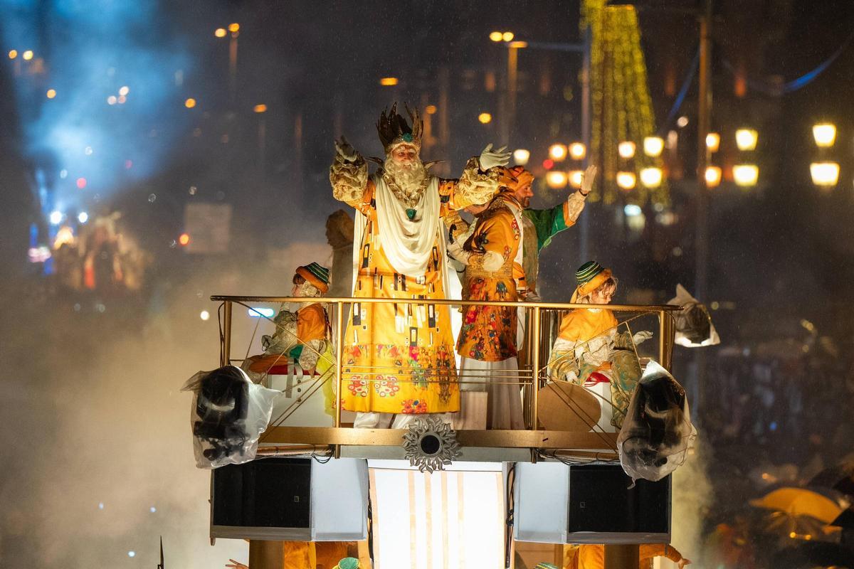 Cabalgata de los Reyes Magos de Barcelona en Avenida Maria Cristina.