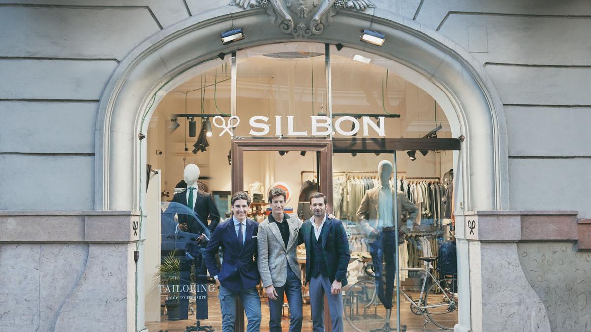 Pablo López (CEO de Silbon), Oriol Elcacho y Carlos Galluzo (marketing manager), en la inaguración de la tienda de Silbon en Barcelona.