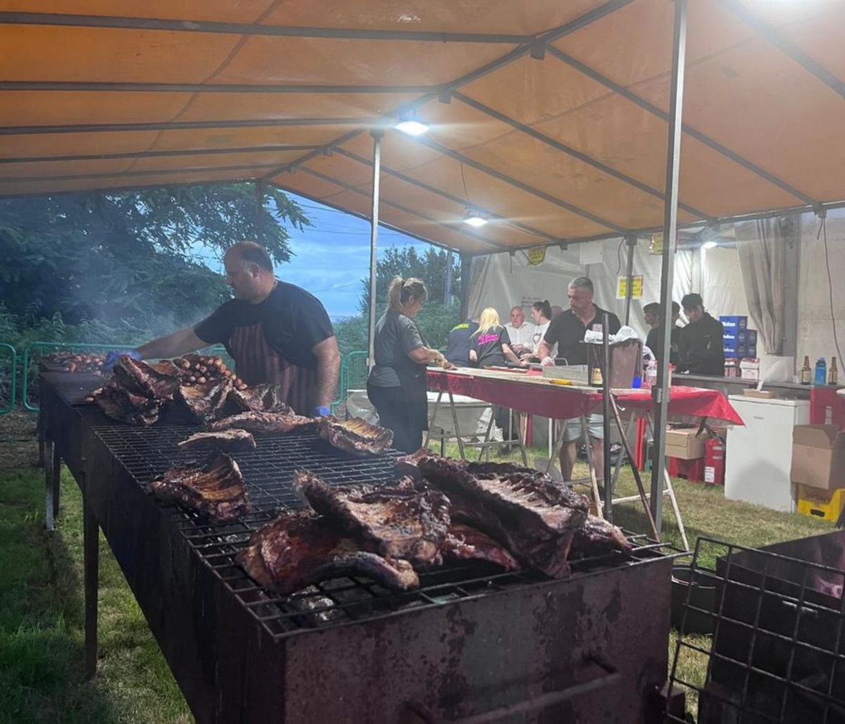 Un momento de la costillada en la carpa de las fiestas de Coto. 