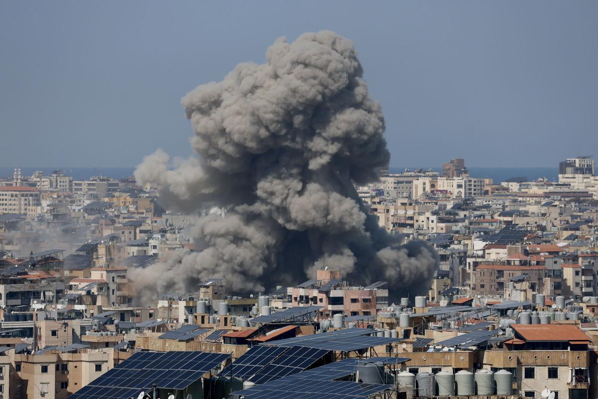 Columnas de humo se alzan tras un ataque aéreo israelí sobre los suburbios del sur de Beirut, este miércoles.