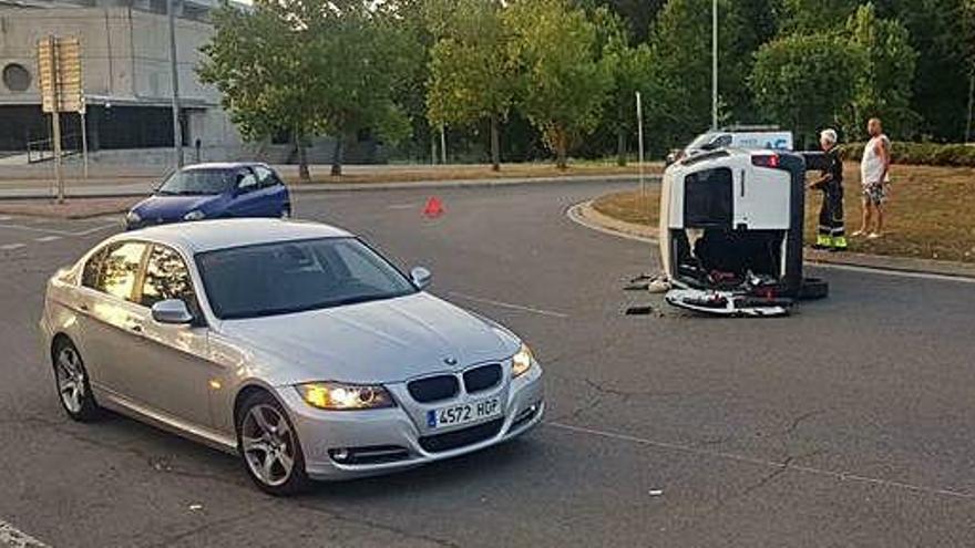 Un accident de trànsit lleu en una rotonda de la ciutat de Girona.