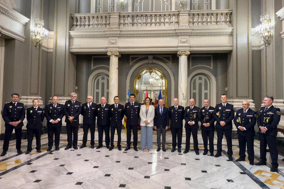 Foto histórica de la nueva cúpula policial con Albendín, Catalá y Carbonell.