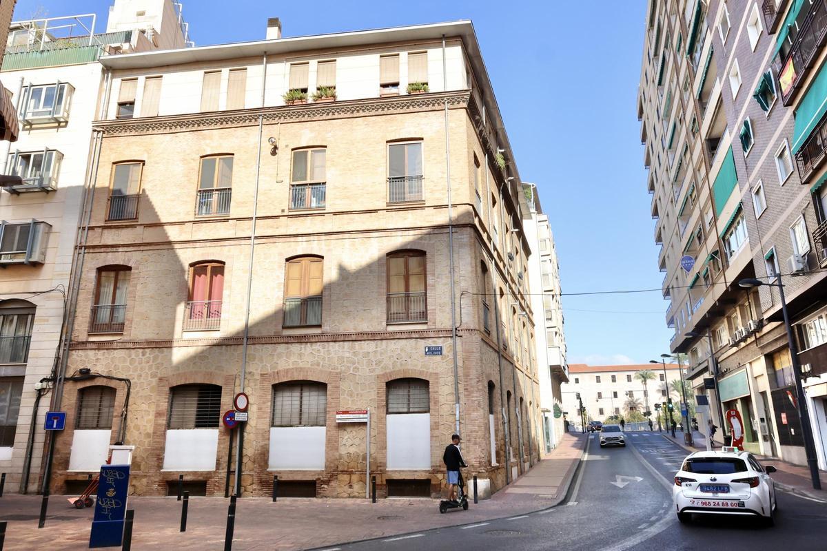 Estado actual de la fábrica de harinas La Constancia, en la calle Juan Antonio Hernández del Águila de Murcia.