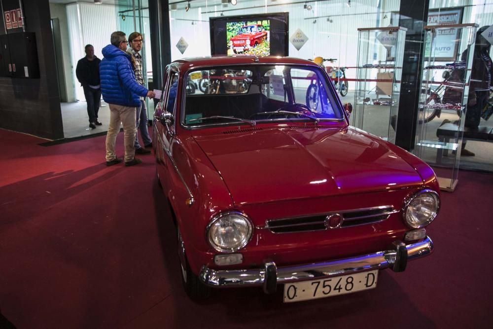 Salón del automóvil en el pabellón de exposiciones en Avilés