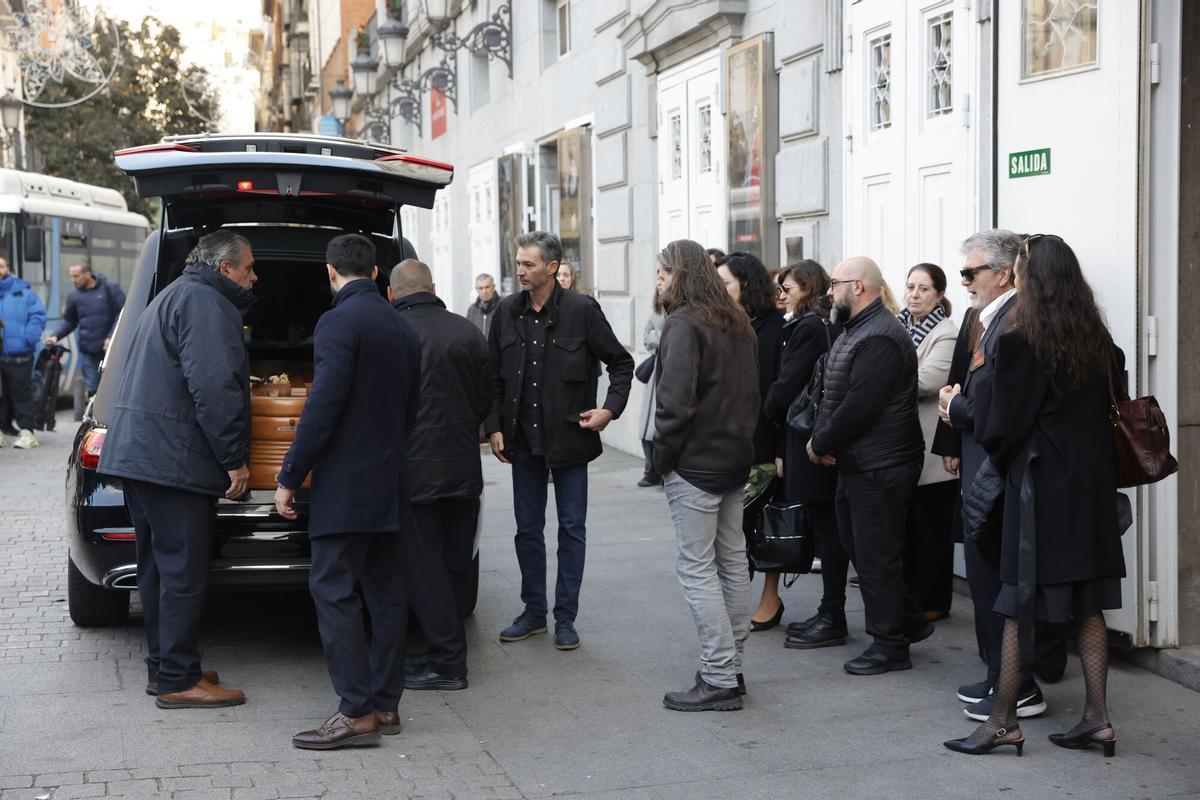 El féretro con los restos mortales de la actriz Marisa Paredes.