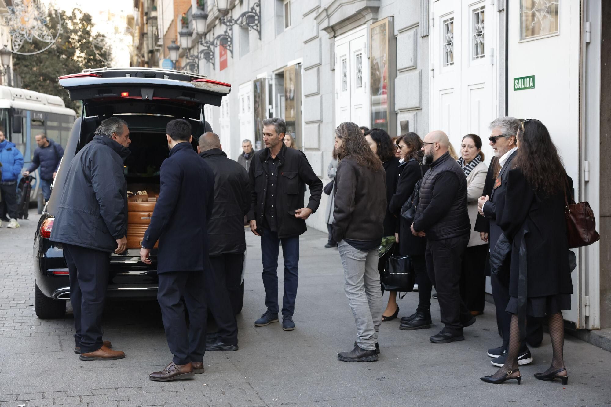 MADRID, 18/12/2024.- El féretro con los restos mortales de la actriz Marisa Paredes llega al Teatro Español en Madrid, donde está instalada su capilla ardiente, este miércoles. La artista falleció a los 78 años este martes, 17 de diciembre. EFE/Zipi