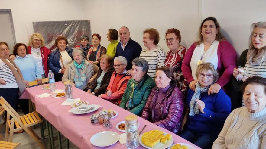 La visita de Tourís a la Asociación de Mulleres Mar e Agro. | S.Á.