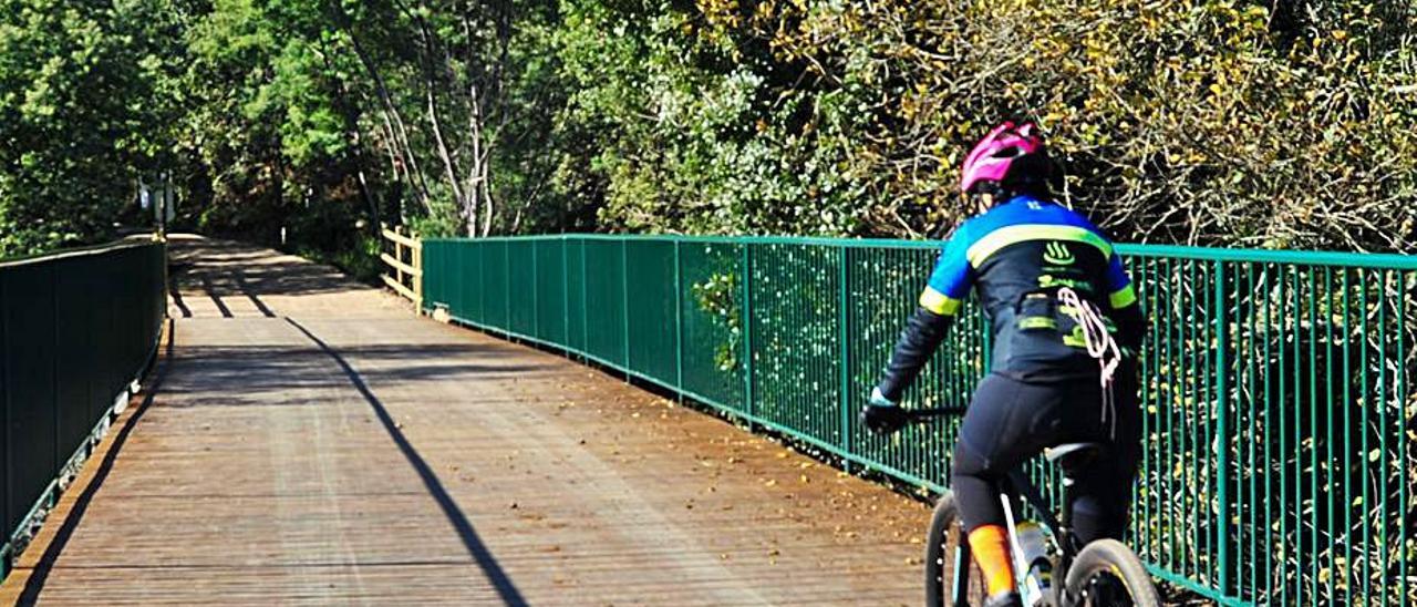 Un ciclista cruza el puente de la Vía Verde de O Salnés. |   // IÑAKI ABELLA